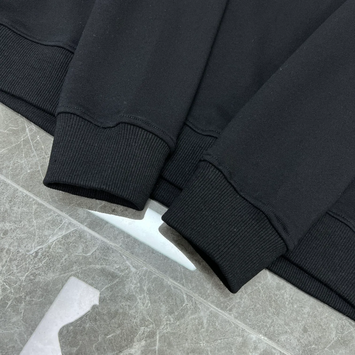 P240 Chrome Hearts🍁Autumn and winter 2025 simultaneous sale at counters Chrome Hearts heavy industry patchwork leather cross round neck sweatshirt improved customized version 1:1 high weight fabric 🌈Recommended colors: white black 🌈Cardage: S, M, L, XL.
